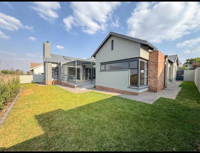 3 BEDROOM HOUSE FOR SALE IN MIDSTREAM ESTATE